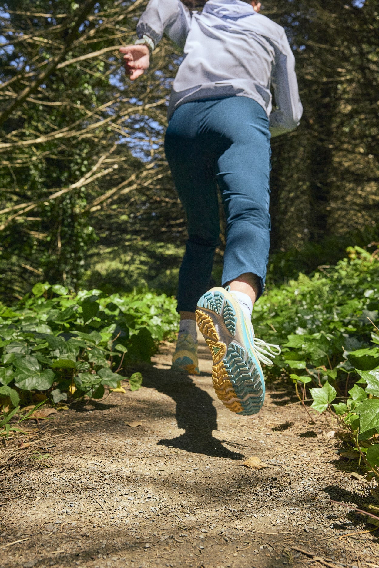 Personne courant sur un sentier forestier