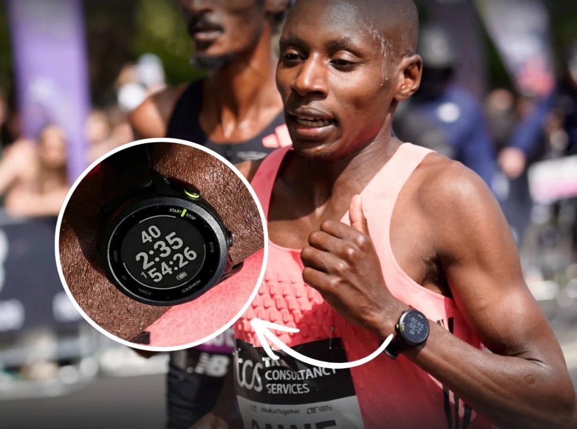 Coureur marathon portant montre connectée en course