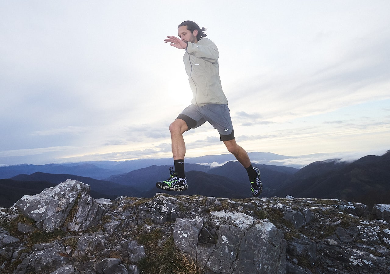 Personne courant sur une montagne rocheuse