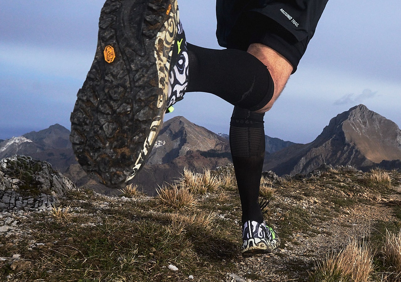 Coureur sur un sentier de montagne