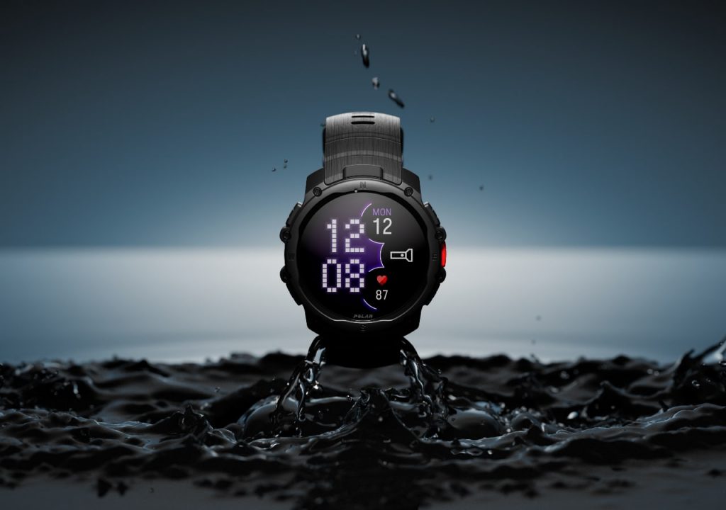 Montre connectée sur fond aquatique