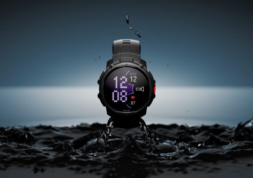 Montre connectée sur fond aquatique