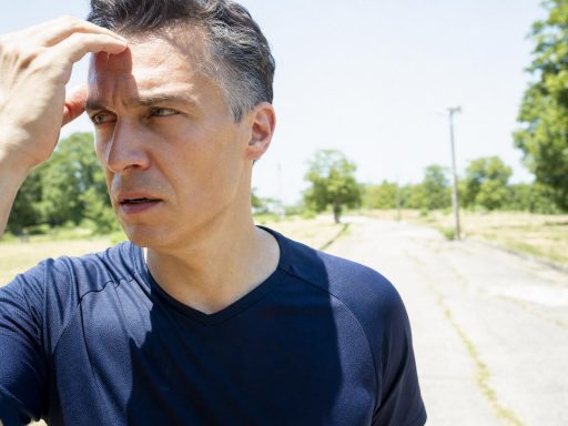 Homme se protégeant du soleil en extérieur