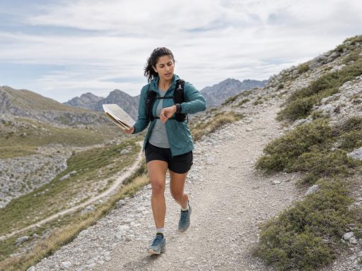 Randonneuse consultant carte en montagne rocheuse