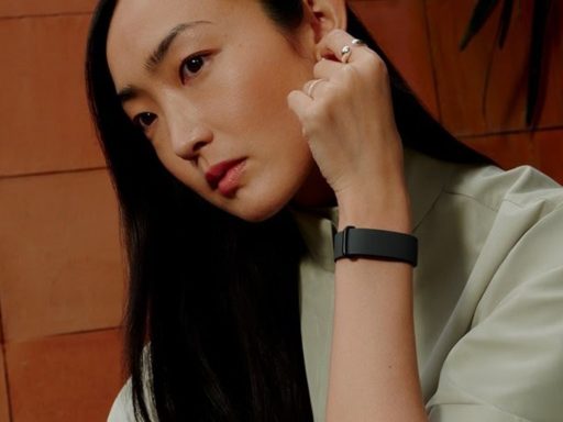 Portrait rapproché d’une femme ajustant sa boucle d’oreille
