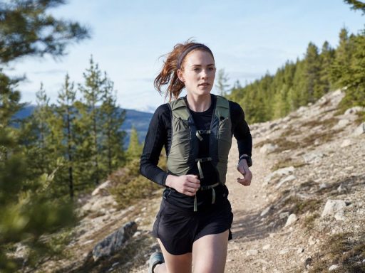 Femme en trail running sur sentier de montagne avec chaussures Hoka 2026