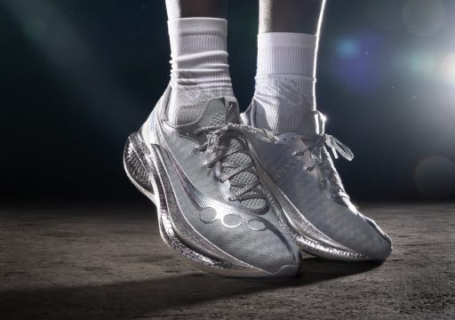 Chaussures de running argentées en gros plan
