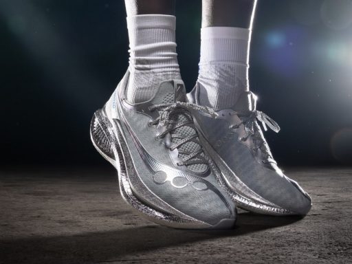 Chaussures de running argentées en gros plan