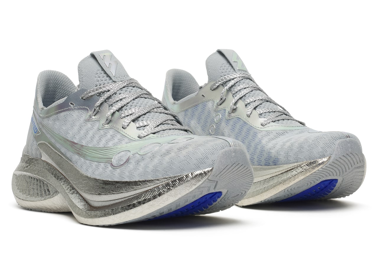 Paire de chaussures de running grises modernes