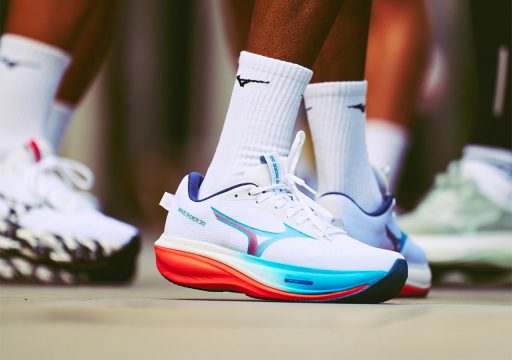 Chaussures de running blanches à semelles colorées