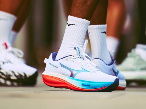 Chaussures de running blanches à semelles colorées