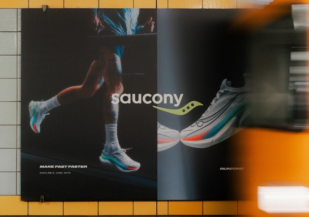 Affiche publicitaire Saucony chaussures de course