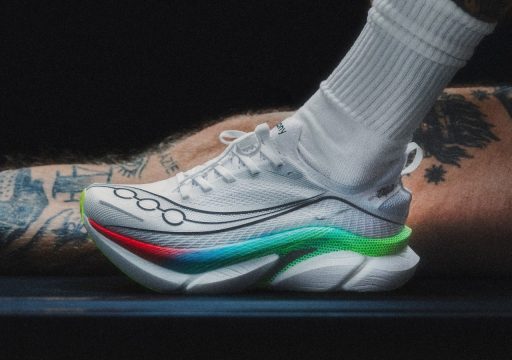 Chaussure de running blanche au design coloré