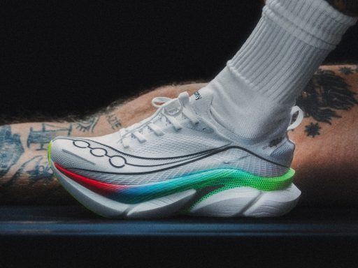 Chaussure de running blanche au design coloré