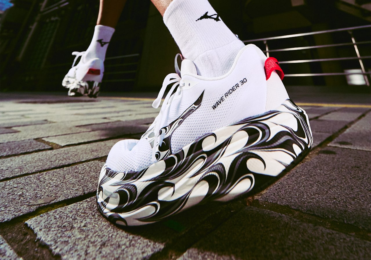Chaussures de running blanches sur pavé urbain