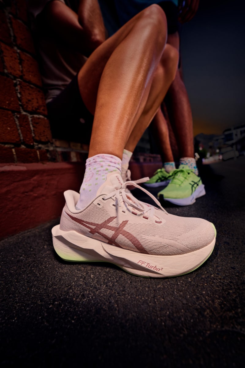 Chaussures de running sur trottoir urbain nocturne
