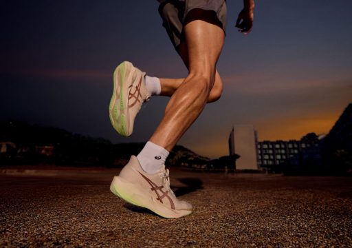 Coureur en baskets courant au coucher du soleil