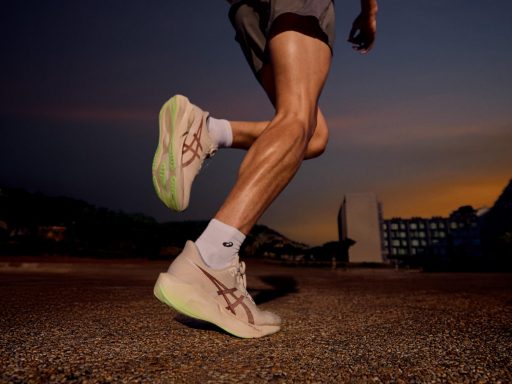 Coureur en baskets courant au coucher du soleil