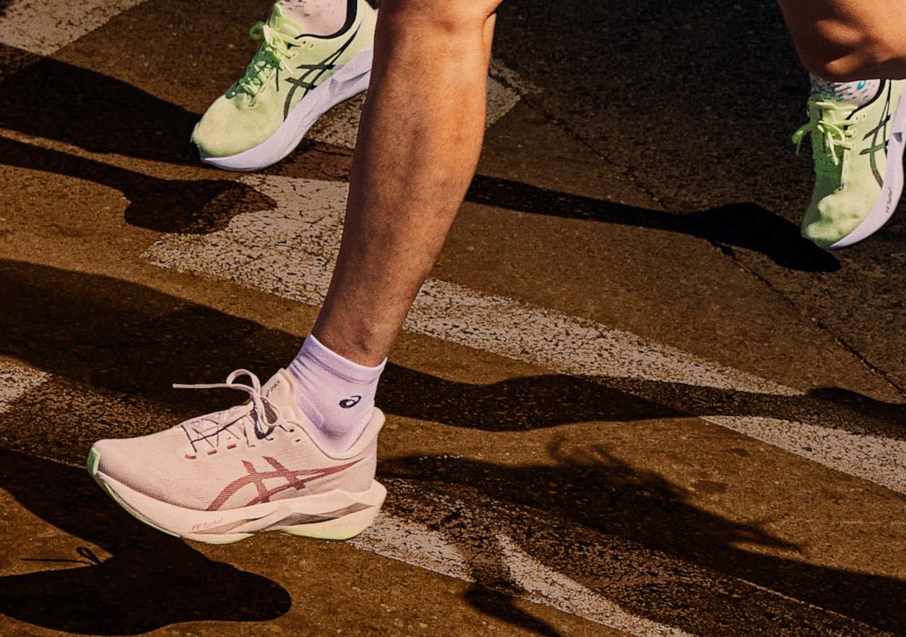 Chaussures de running sur passage piéton nocturne