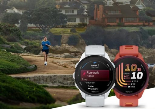 Coureuse sur sentier côtier avec montres Garmin