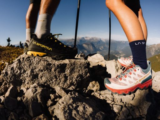 Chaussures de trail sur sommet rocheux