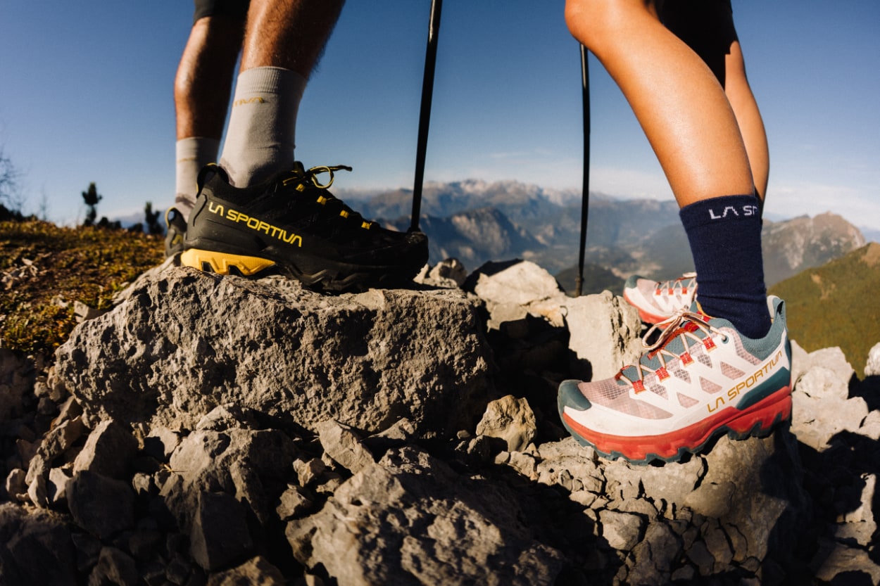 Chaussures de trail sur sommet rocheux