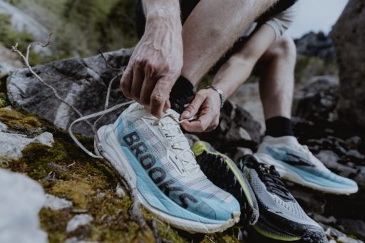 Personne attachant ses chaussures de trail Brooks