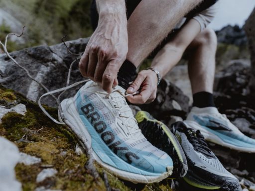 Personne attachant ses chaussures de trail Brooks