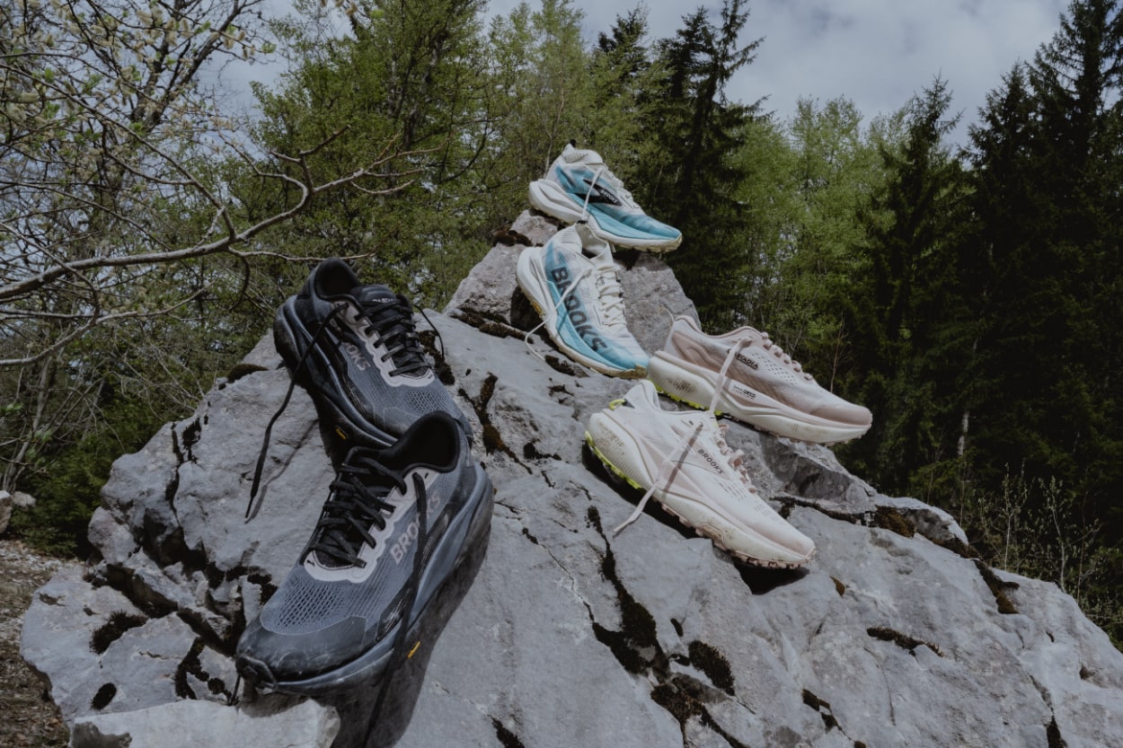 Chaussures de trail Brooks sur rocher en forêt