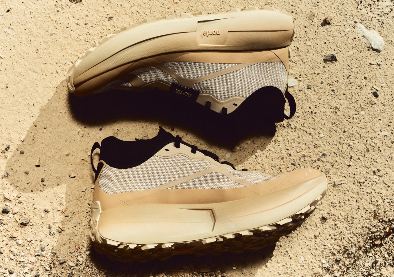 Paire de baskets beige sur sol sableux