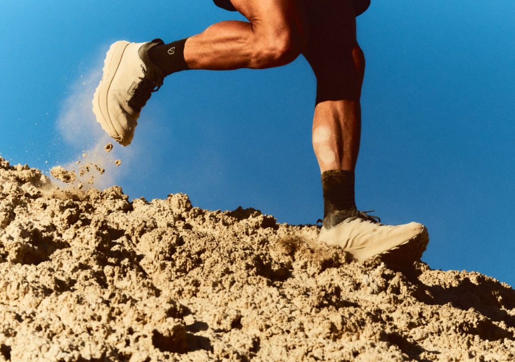 Coureur gravissant une dune de sable