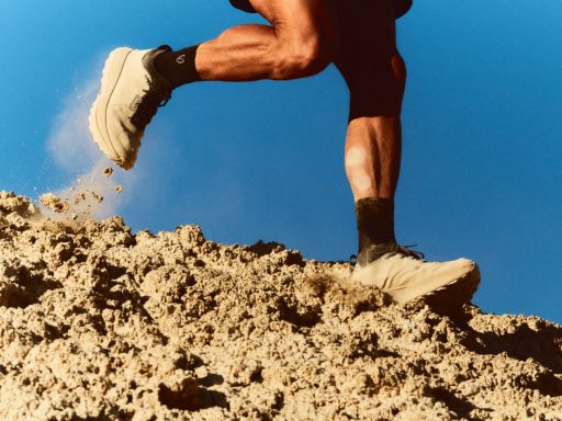 Coureur gravissant une dune de sable
