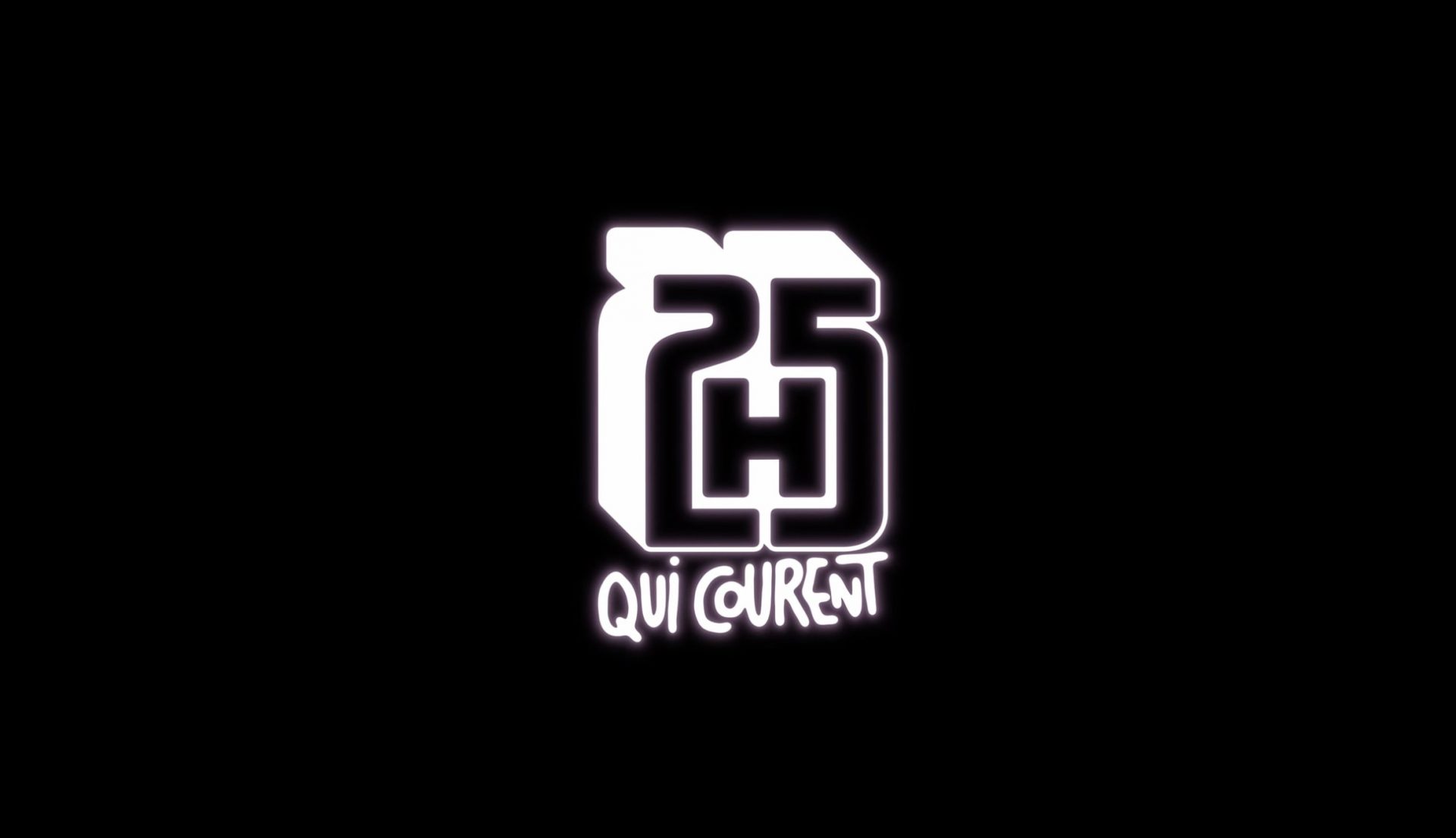Logo blanc lumineux « Qui Courent » sur fond noir