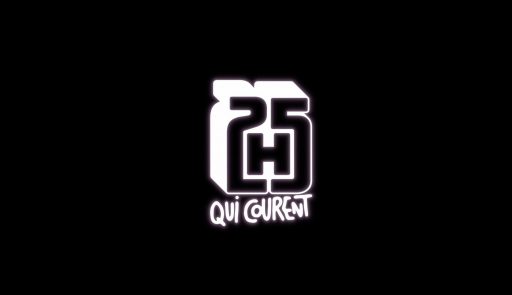 Logo blanc lumineux « Qui Courent » sur fond noir