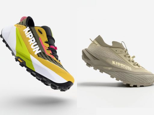Deux chaussures de trail Kiprun flottant sur fond blanc
