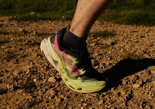 Chaussure de trail sur chemin caillouteux