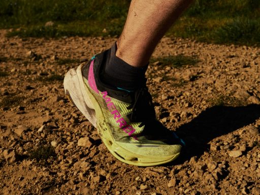 Chaussure de trail sur chemin caillouteux