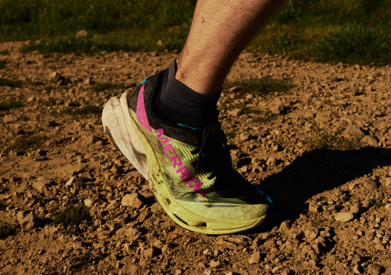 Chaussure de trail sur chemin caillouteux