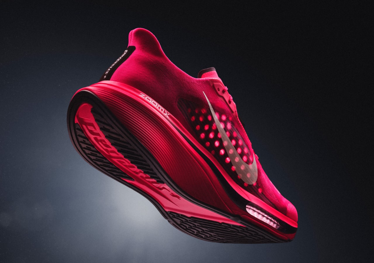 Chaussure de course Nike rose en suspension