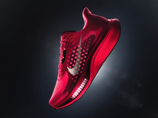 Basket rouge Nike flottant sur fond sombre