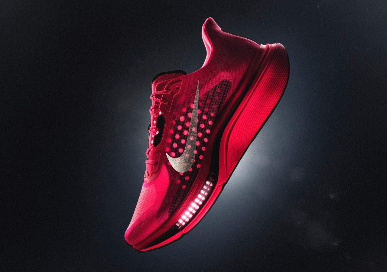 Basket rouge Nike flottant sur fond sombre