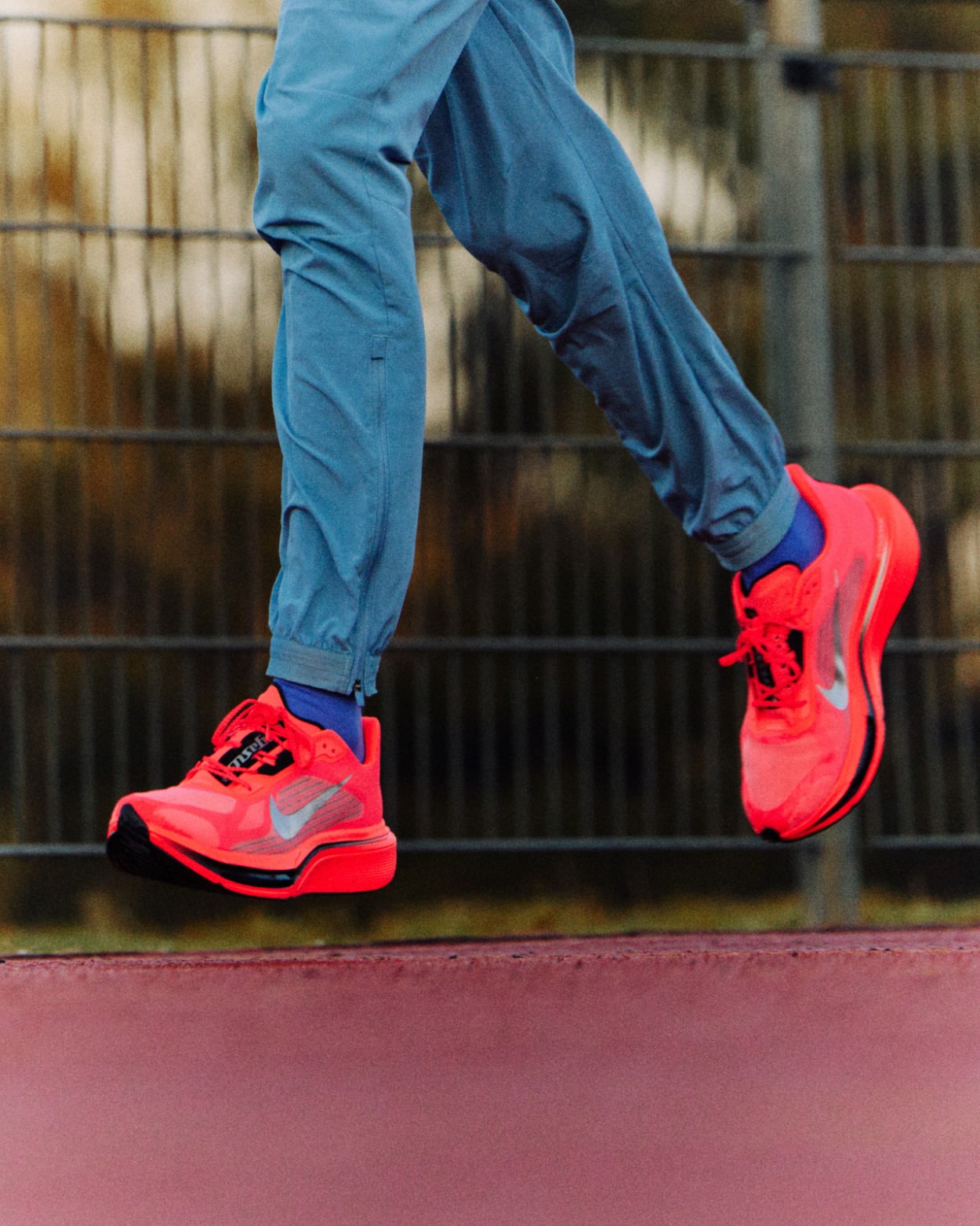 Jambes en suspension avec baskets rouges vives