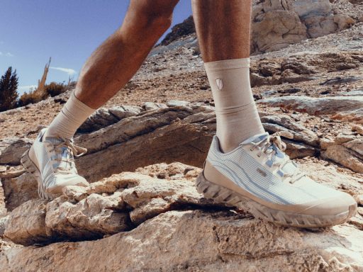 Chaussures de randonnée sur un sentier rocheux ensoleillé