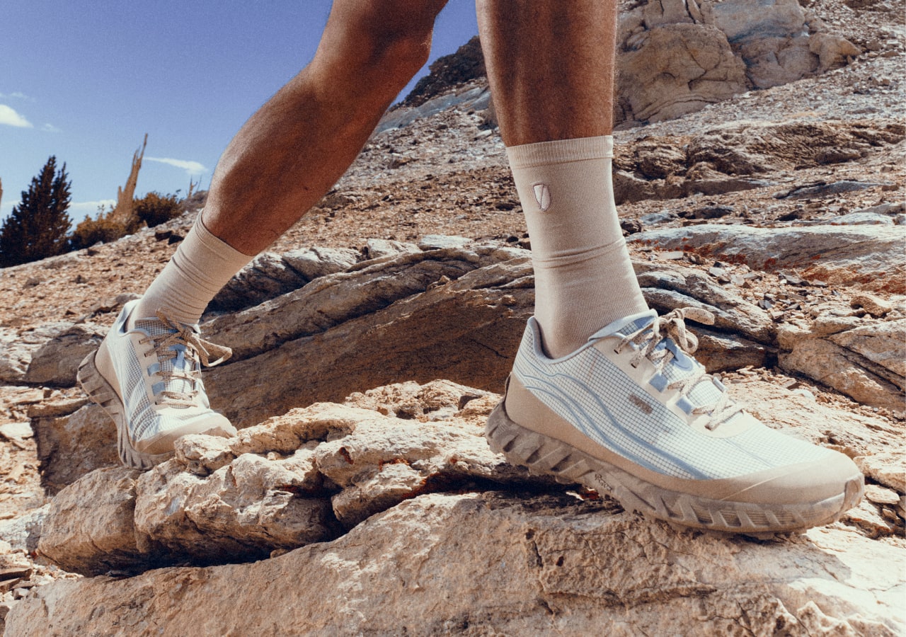 Chaussures de randonnée sur un sentier rocheux ensoleillé