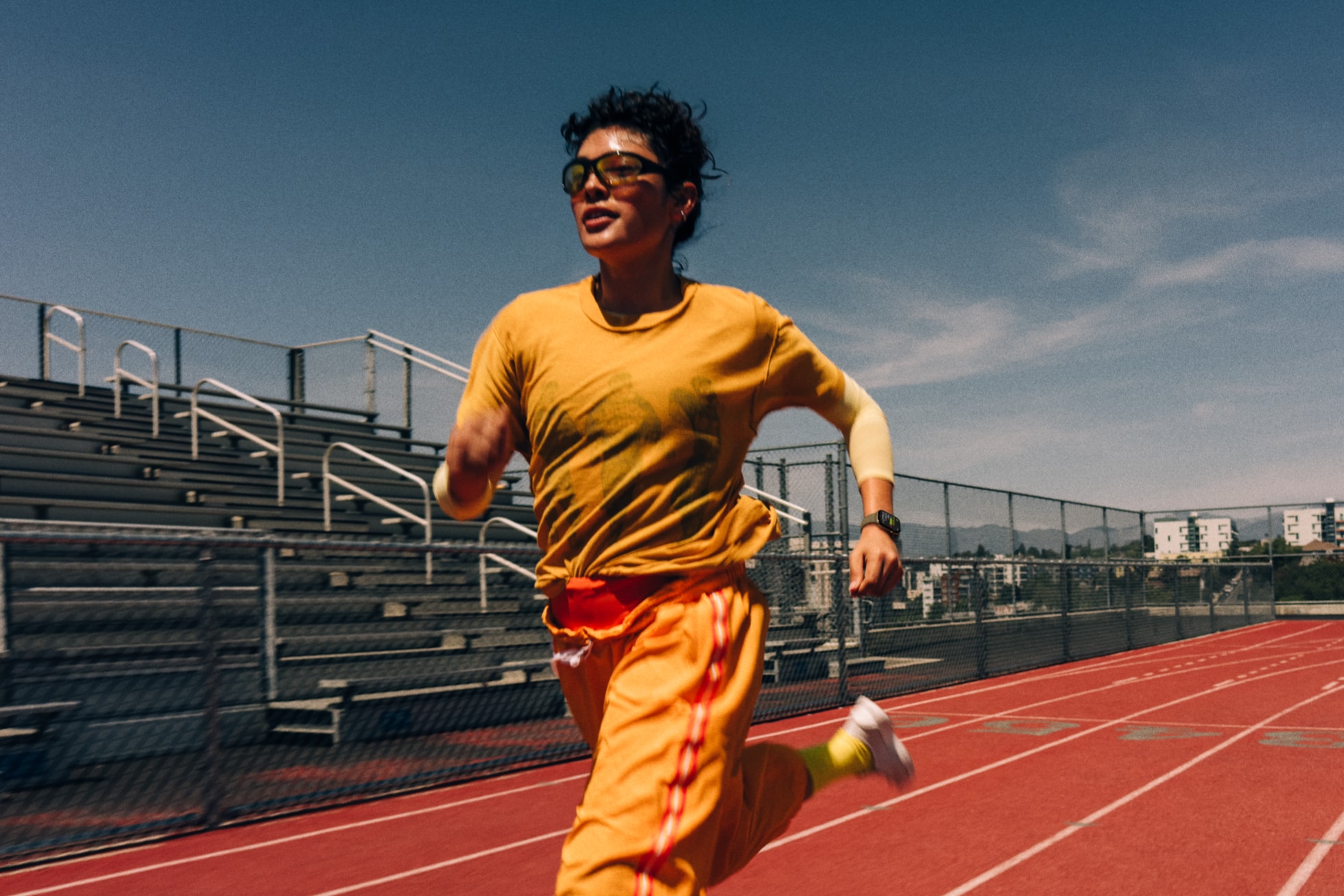 Une coureuse porte l’Apple Watch Series 12 en sprint sur une piste d’athlétisme