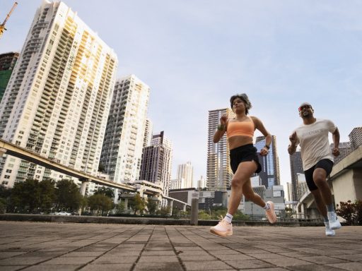 Deux coureurs en Brooks Ghost Amp sur une esplanade face aux tours de Miami