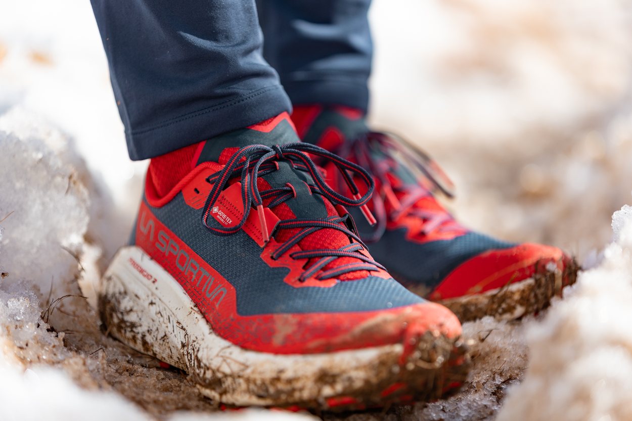 La Sportiva Prodigio 2 GTX coloris Night Sky Mountain Red sur un sentier enneigé