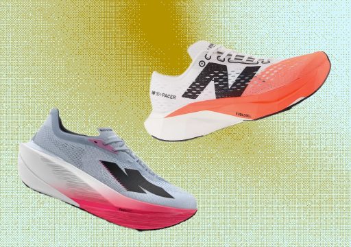 Une New Balance FuelCell Pacer et une Kiprun, le N et le K en miroir côte à côte