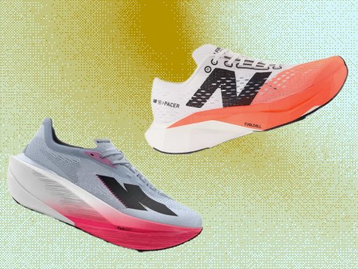 Une New Balance FuelCell Pacer et une Kiprun, le N et le K en miroir côte à côte