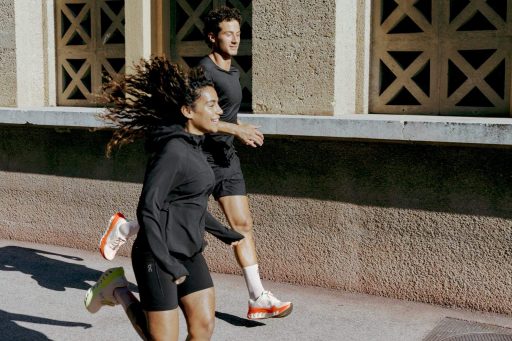 Deux coureurs en On Cloudsurfer 3 sur une rue en pente